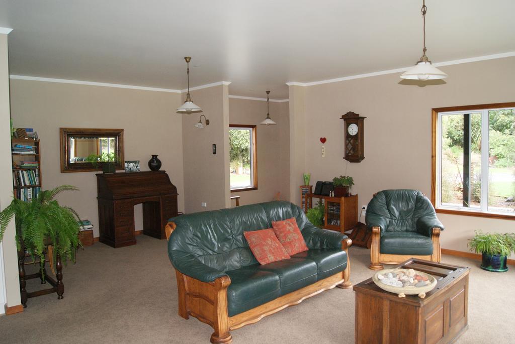 ケンブリッジ Gully Retreat Karapiro Bed & Breakfast エクステリア 写真
