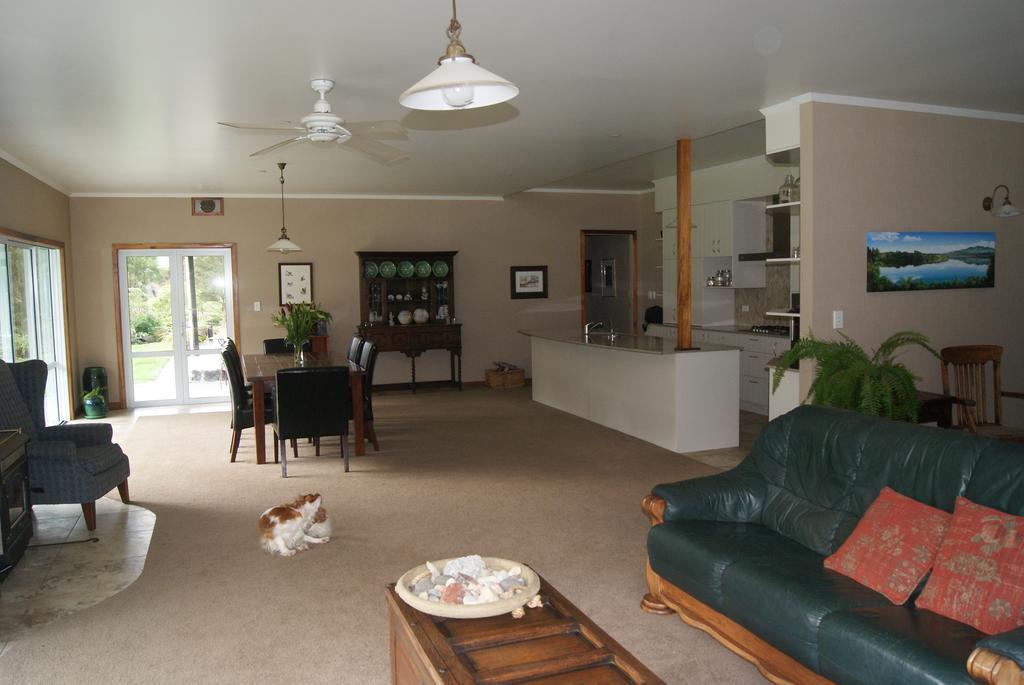 ケンブリッジ Gully Retreat Karapiro Bed & Breakfast エクステリア 写真